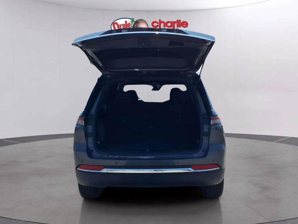 Used 2025 Jeep Grand Cherokee Laredo X image 19