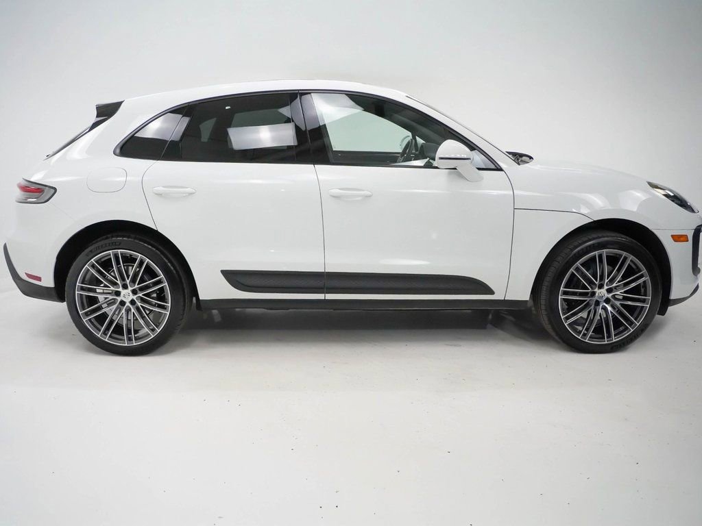 Certified 2025 Porsche Macan image 9