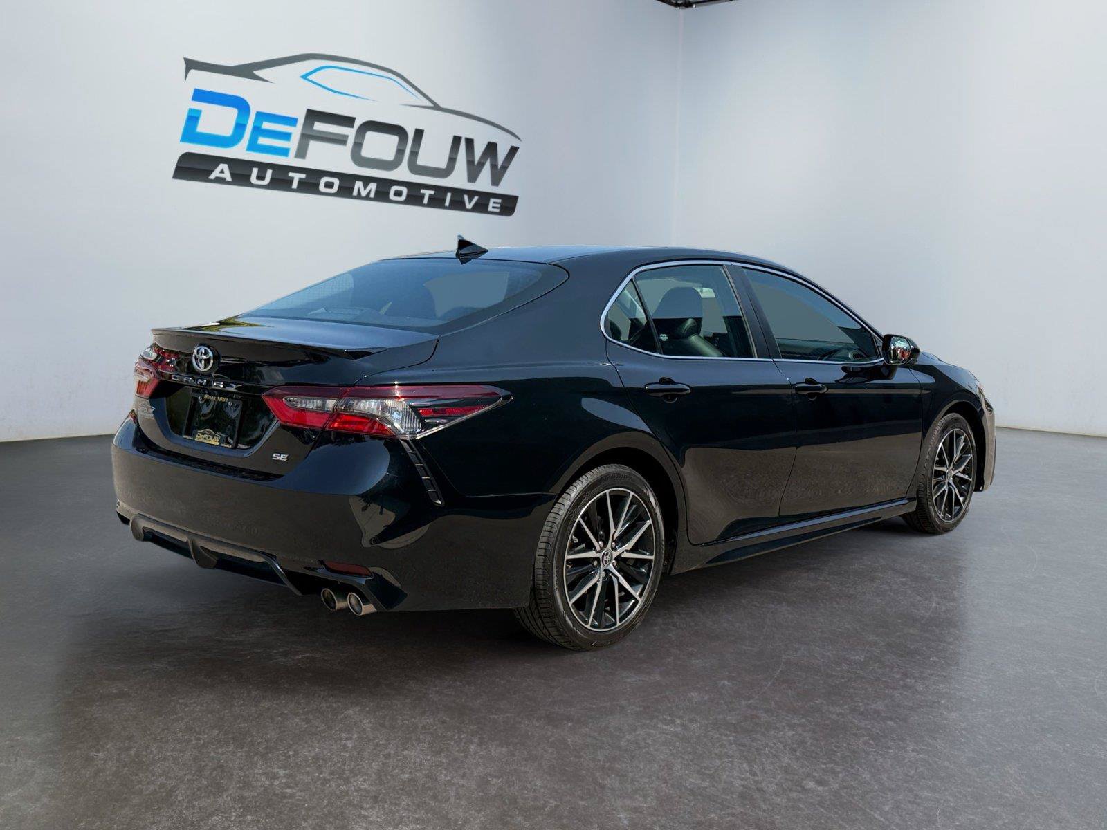 Used 2021 Toyota Camry SE FWD image 3