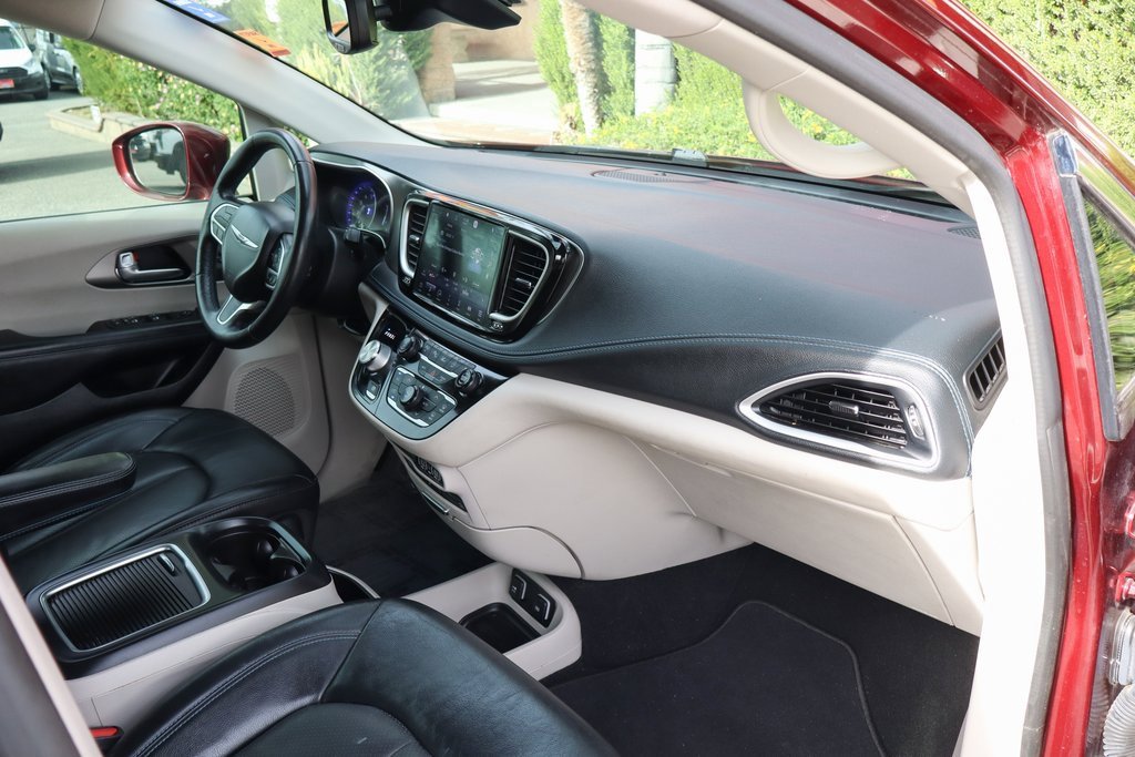 Used 2021 Chrysler Pacifica Touring-L w/ Uconnect Theater Family Group image 38