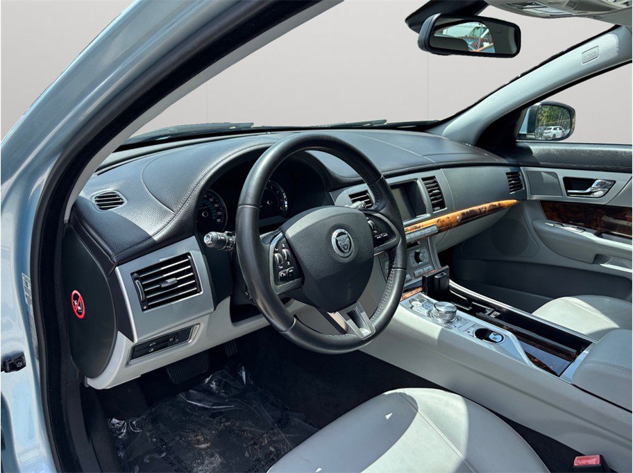 Used 2012 Jaguar XF RWD image 6
