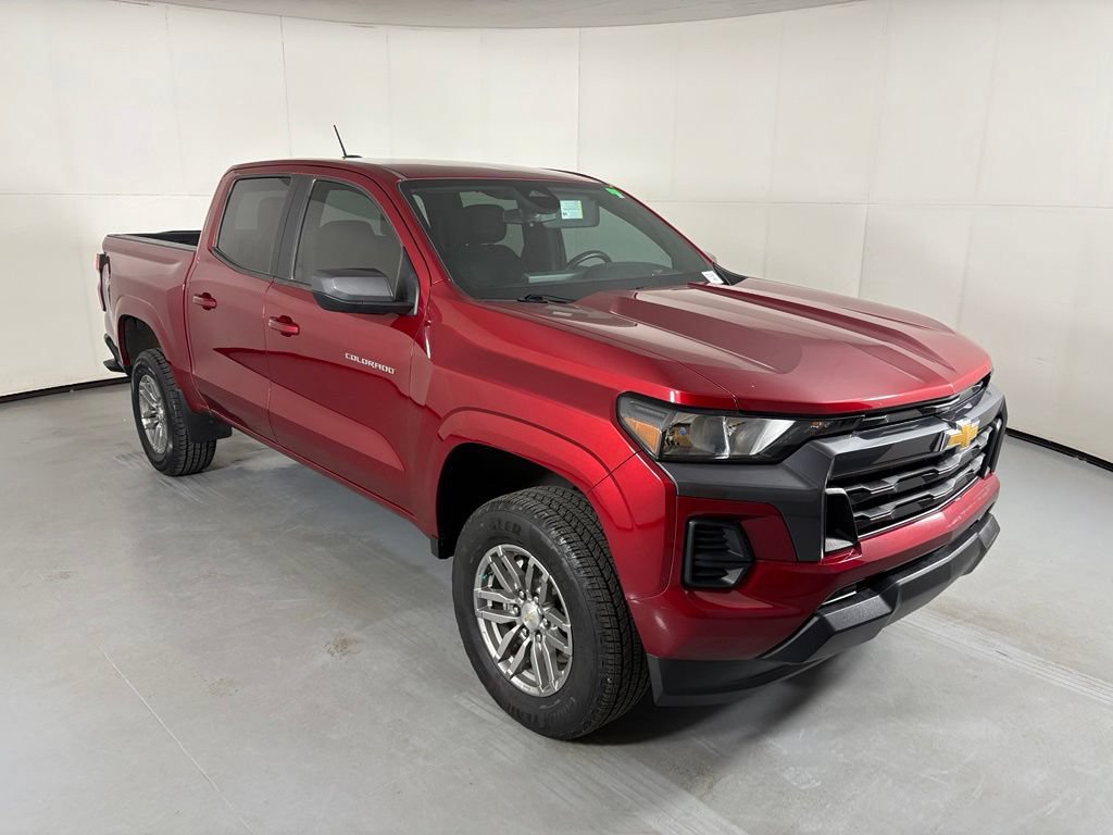 Used 2024 Chevrolet Colorado LT AWD/4WD image 2
