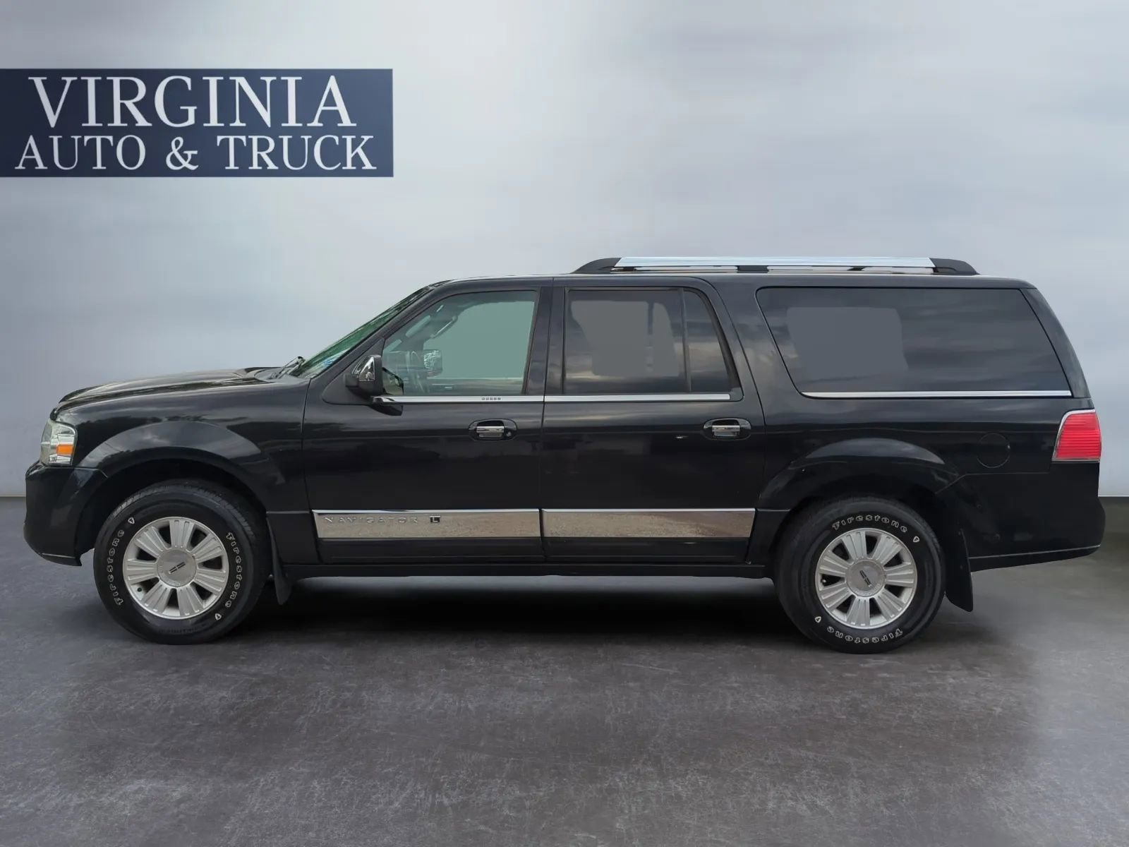 Used 2014 Lincoln Navigator L 4WD image 2