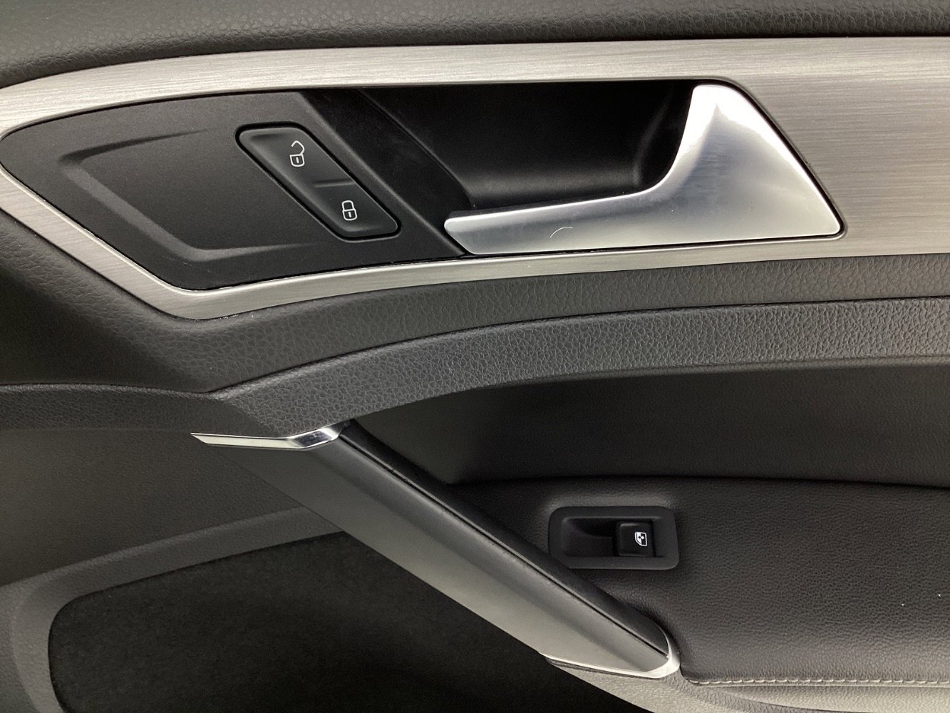 Used 2017 Volkswagen Golf Wolfsburg Edition image 36