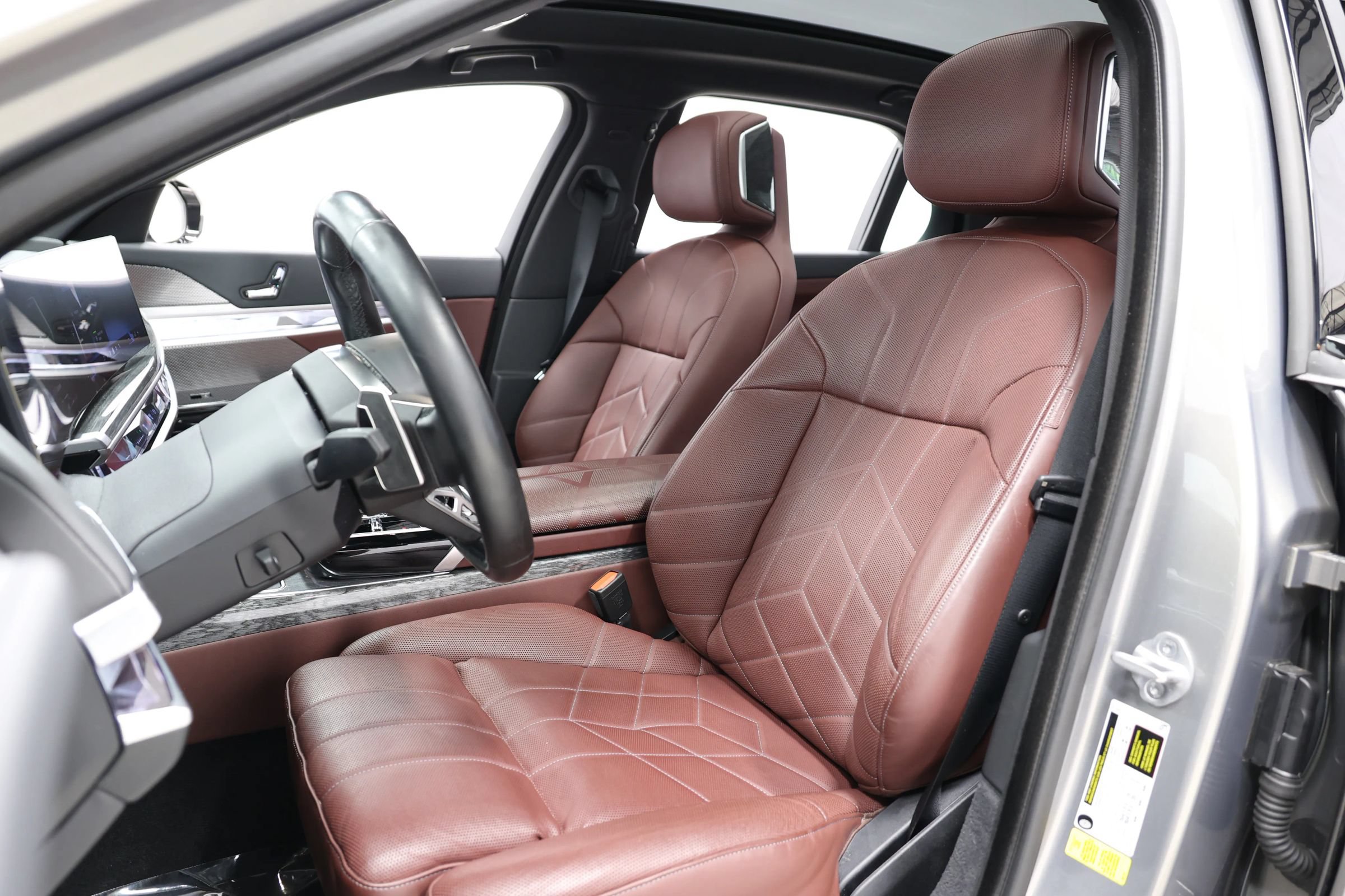 Used 2023 BMW 740i w/ Parking Assistance Package RWD image 14