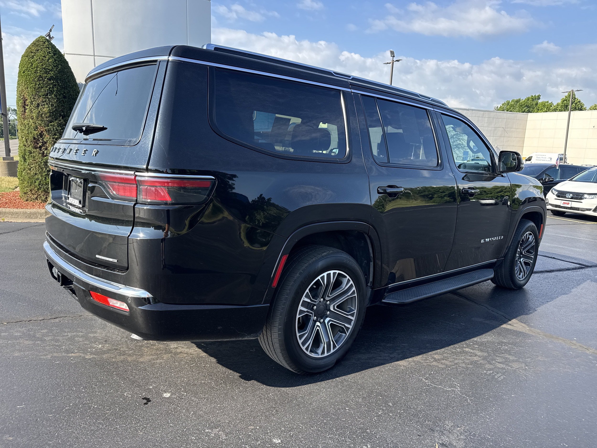 Used 2024 Jeep Wagoneer Series II w/ Flexible Seating Group AWD/4WD image 4