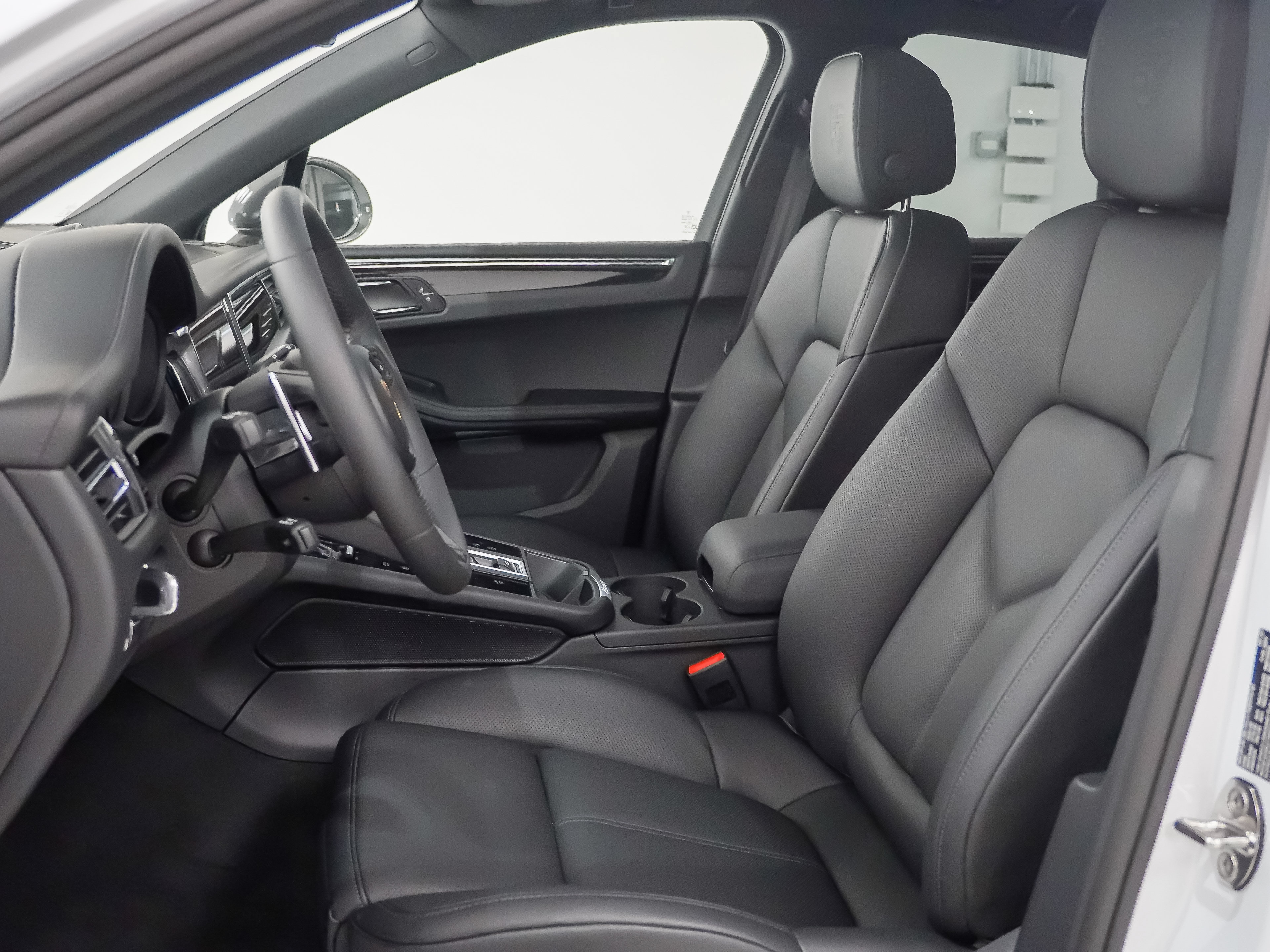 Certified 2026 Porsche Macan Turbo AWD/4WD image 5