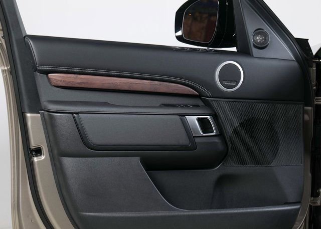 New 2026 Land Rover Discovery Dynamic SE image 24