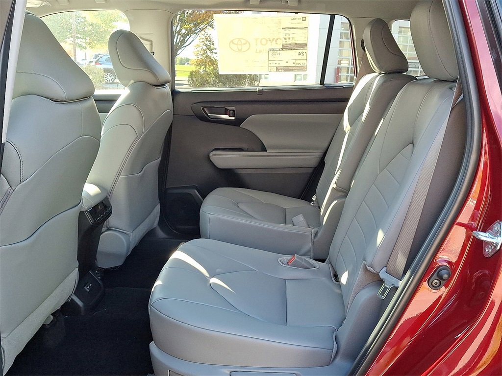 New 2025 Toyota Highlander XLE image 6