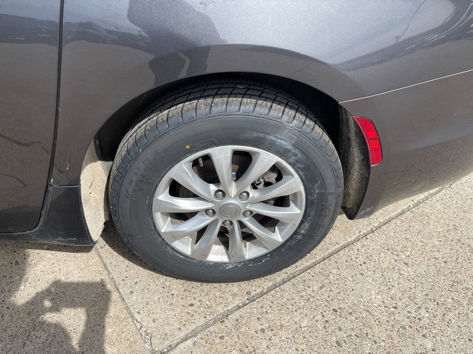 Used 2018 Chrysler Pacifica Touring Plus w/ Tire & Wheel Group image 9