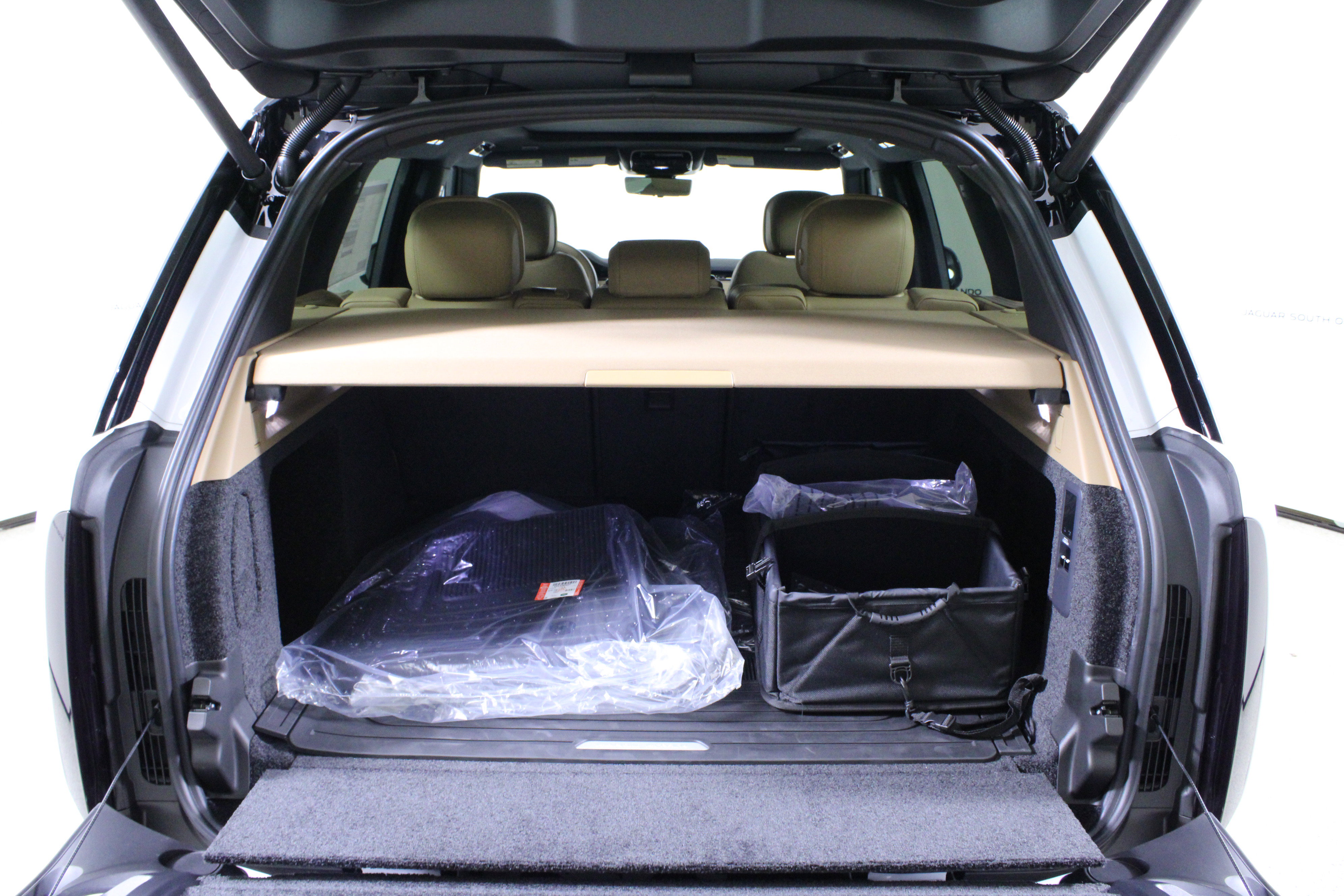 New 2026 Land Rover Range Rover SE image 9