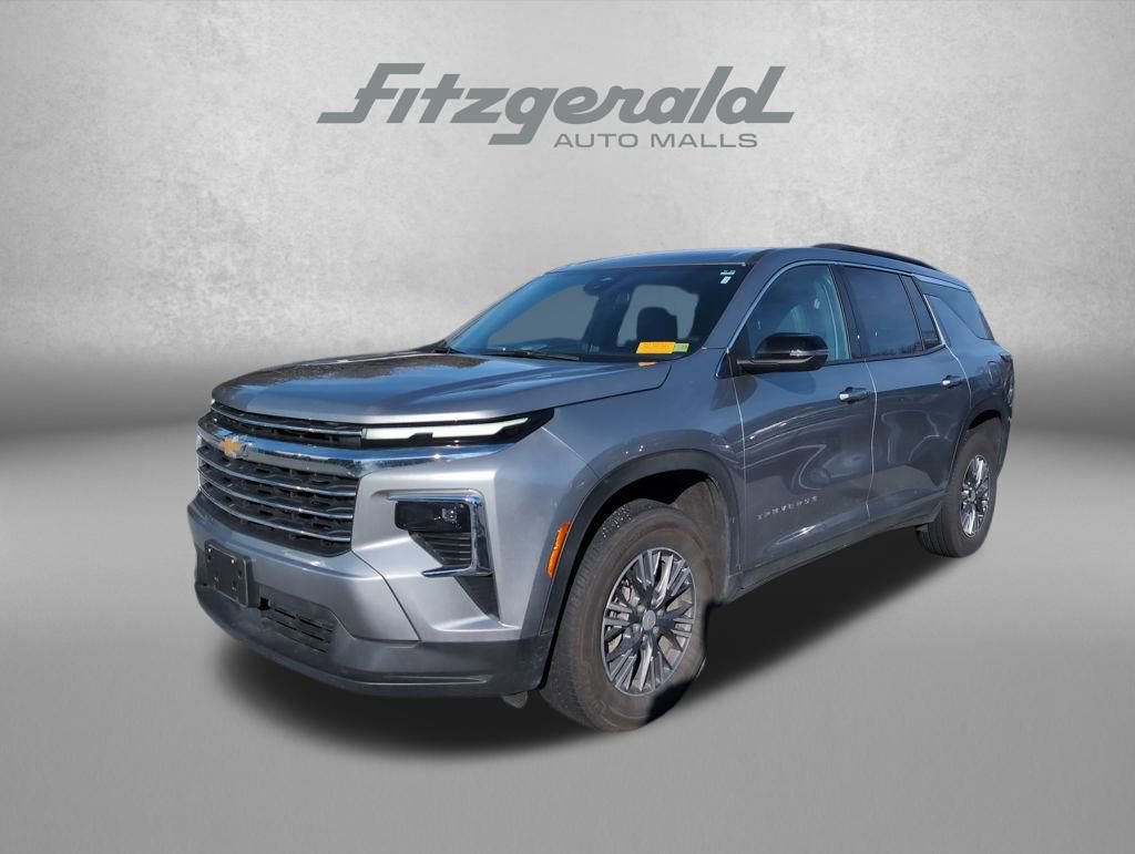 Used 2025 Chevrolet Traverse LT image 3