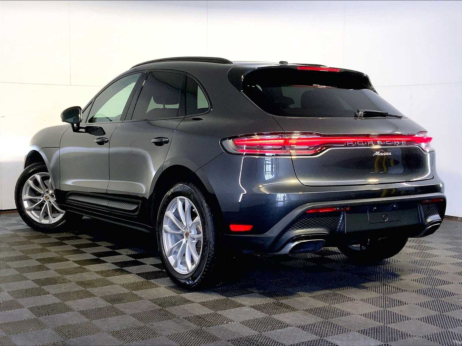 Certified 2026 Porsche Macan AWD/4WD image 3