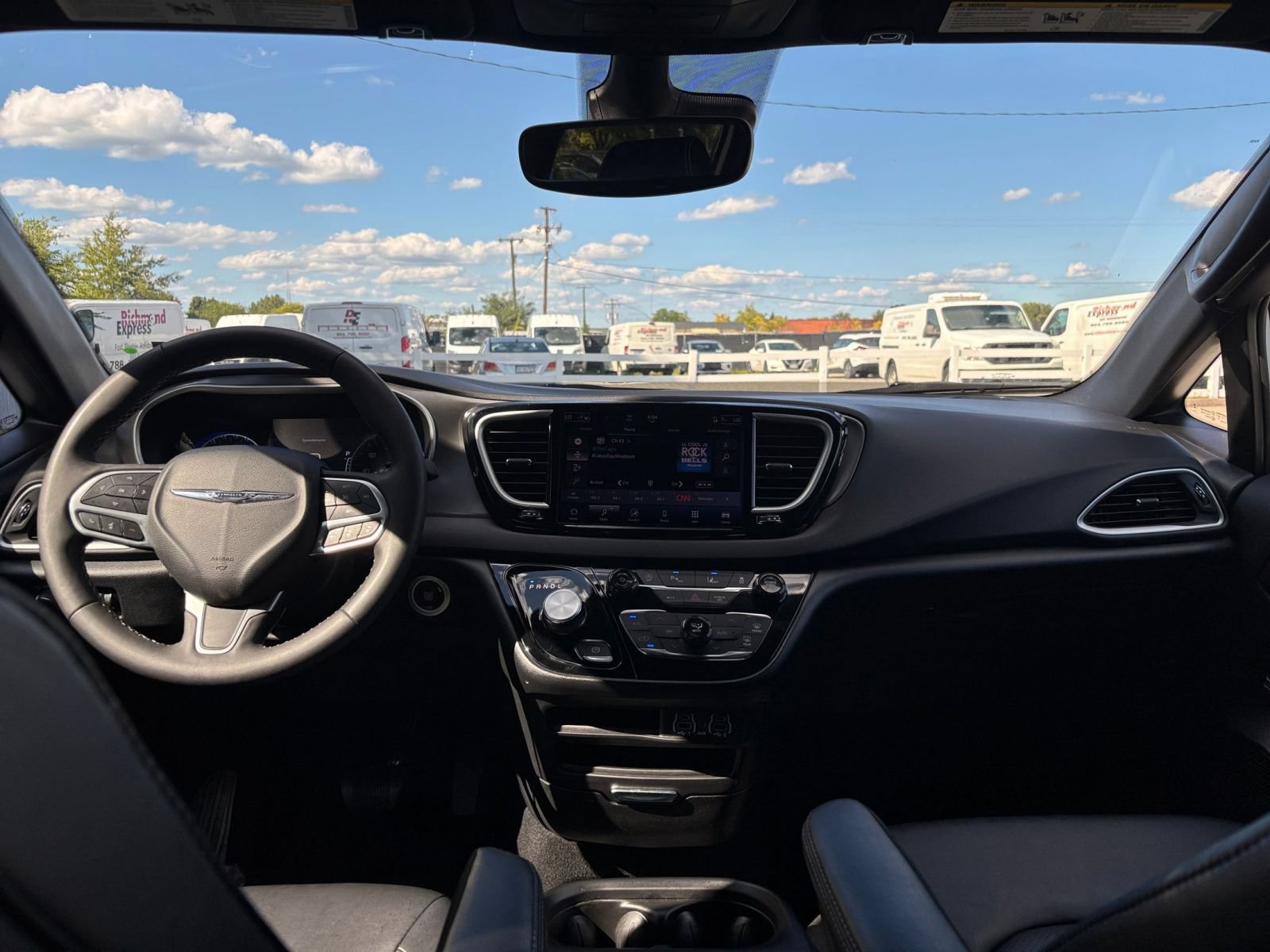 Used 2025 Chrysler Pacifica Select FWD image 35