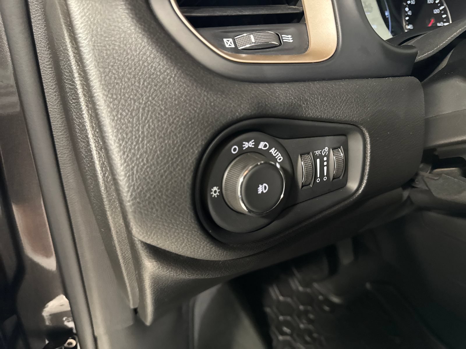 Used 2017 Jeep Renegade Latitude w/ Trailer Tow Group AWD/4WD image 18
