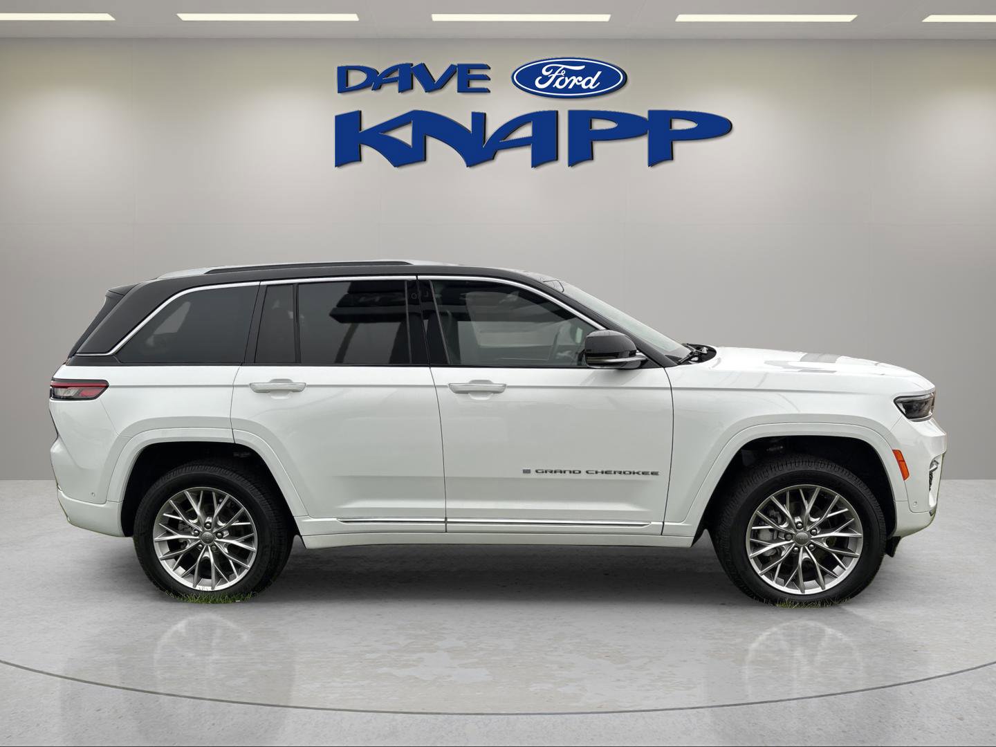 Used 2022 Jeep Grand Cherokee Summit AWD/4WD image 9