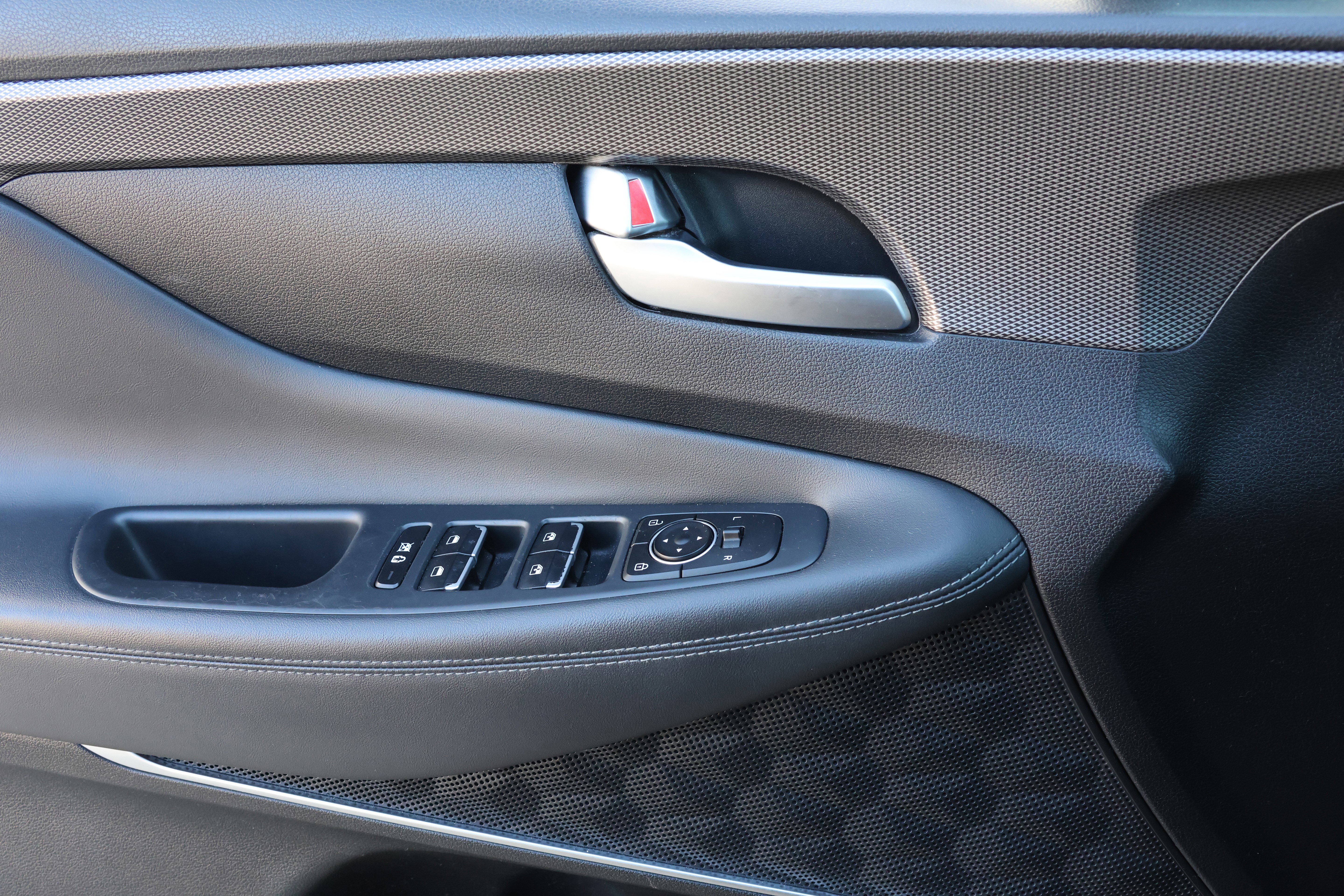 Used 2020 Hyundai Santa Fe SEL w/ Convenience + Premium Package image 12