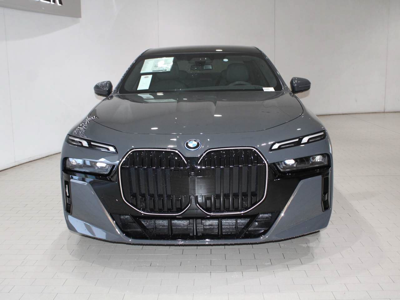 Used 2026 BMW 750e xDrive AWD/4WD image 10