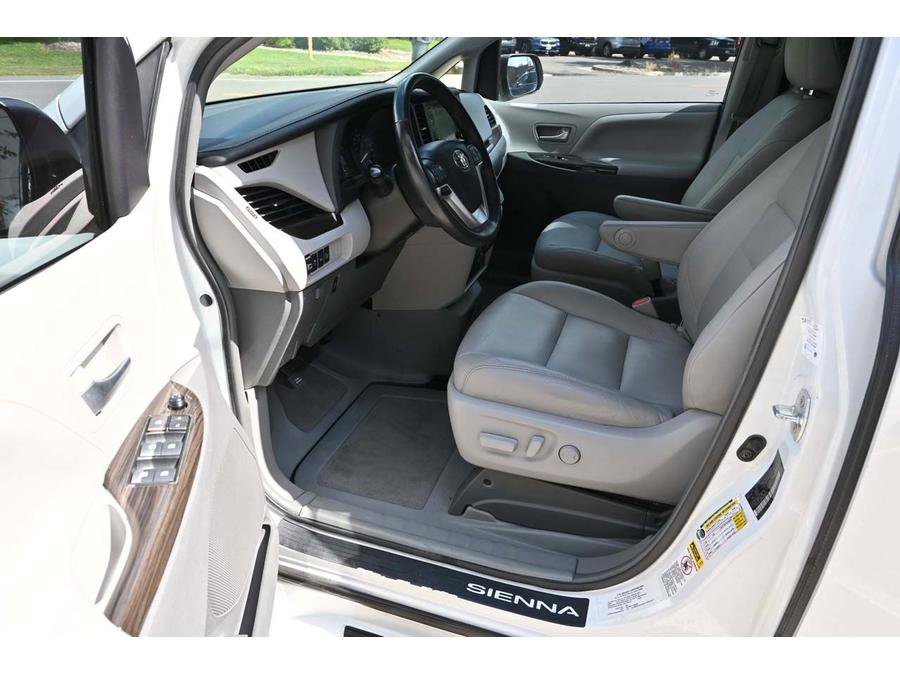 Used 2017 Toyota Sienna XLE Premium image 13