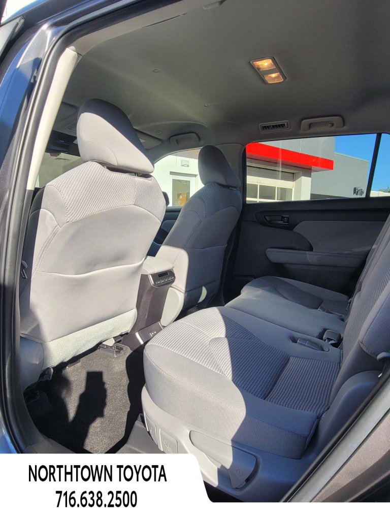Used 2023 Toyota Highlander LE AWD/4WD image 11