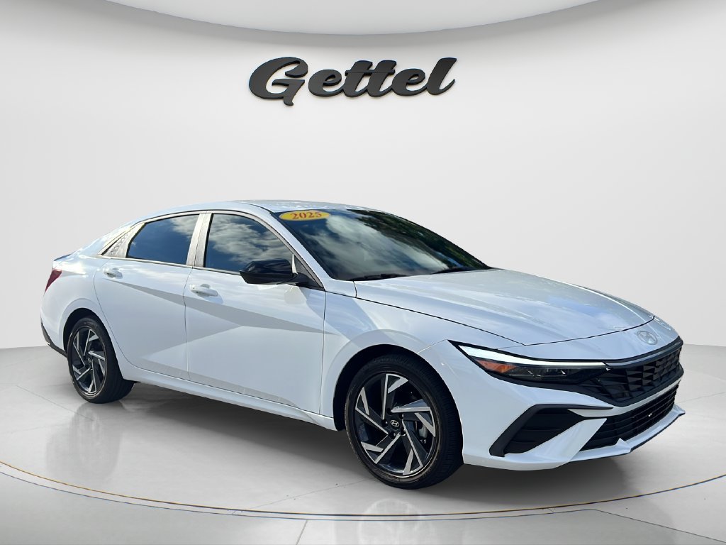 Used 2025 Hyundai Elantra SEL FWD image 3