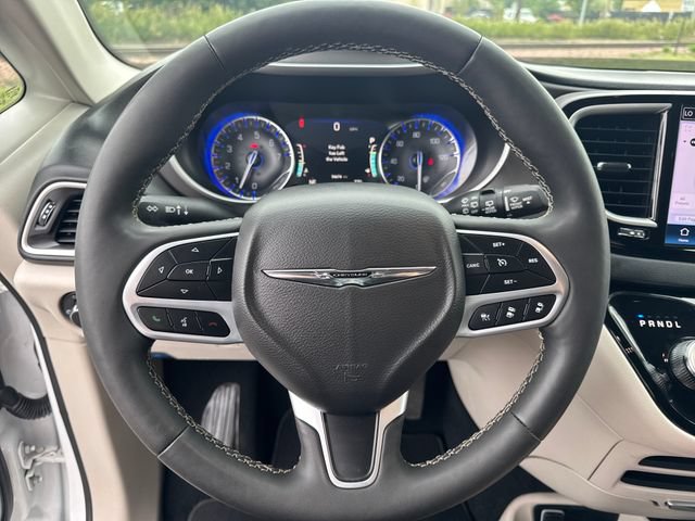 Used 2024 Chrysler Pacifica Touring-L FWD image 15