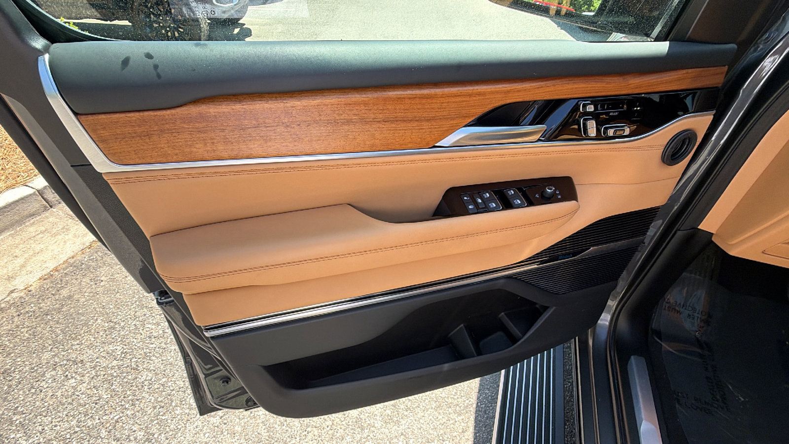 Used 2024 Jeep Grand Wagoneer L Series III w/ Rear Seat Video Group 1 image 14