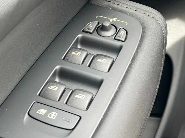 New 2026 Volvo XC60 B5 Plus AWD/4WD image 18