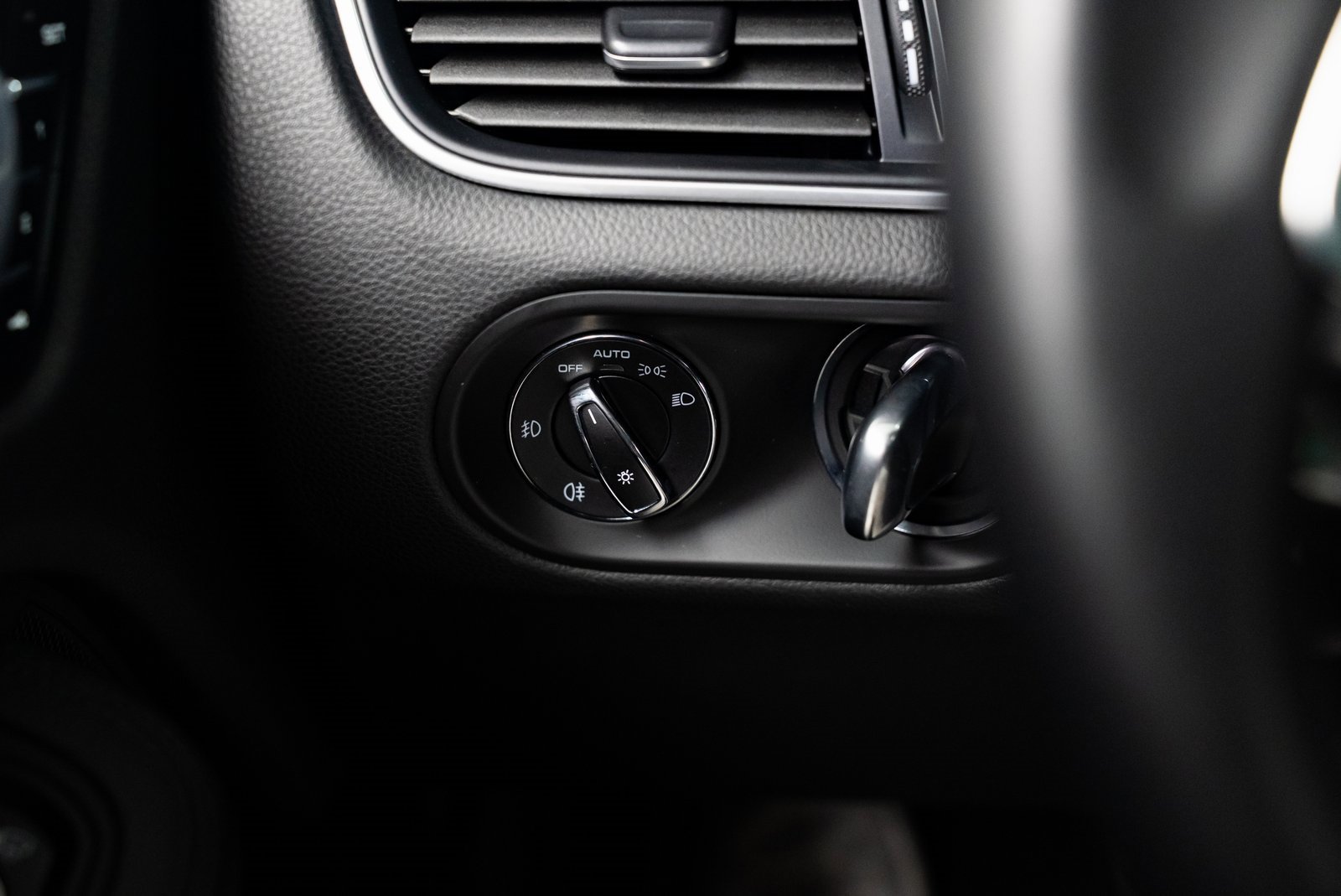 Used 2018 Porsche Macan w/ Premium Package Plus image 13