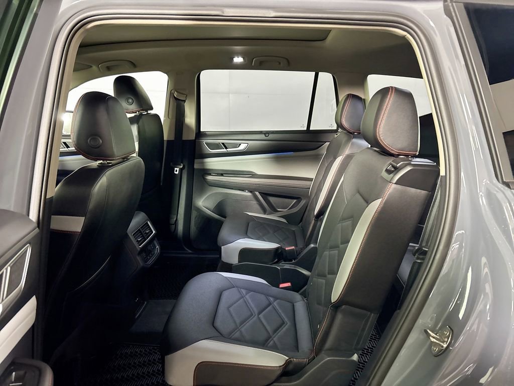 Certified 2025 Volkswagen Atlas Peak Edition SE image 20