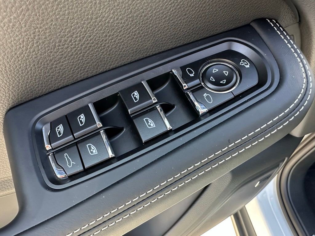 Certified 2025 Porsche Macan S image 15