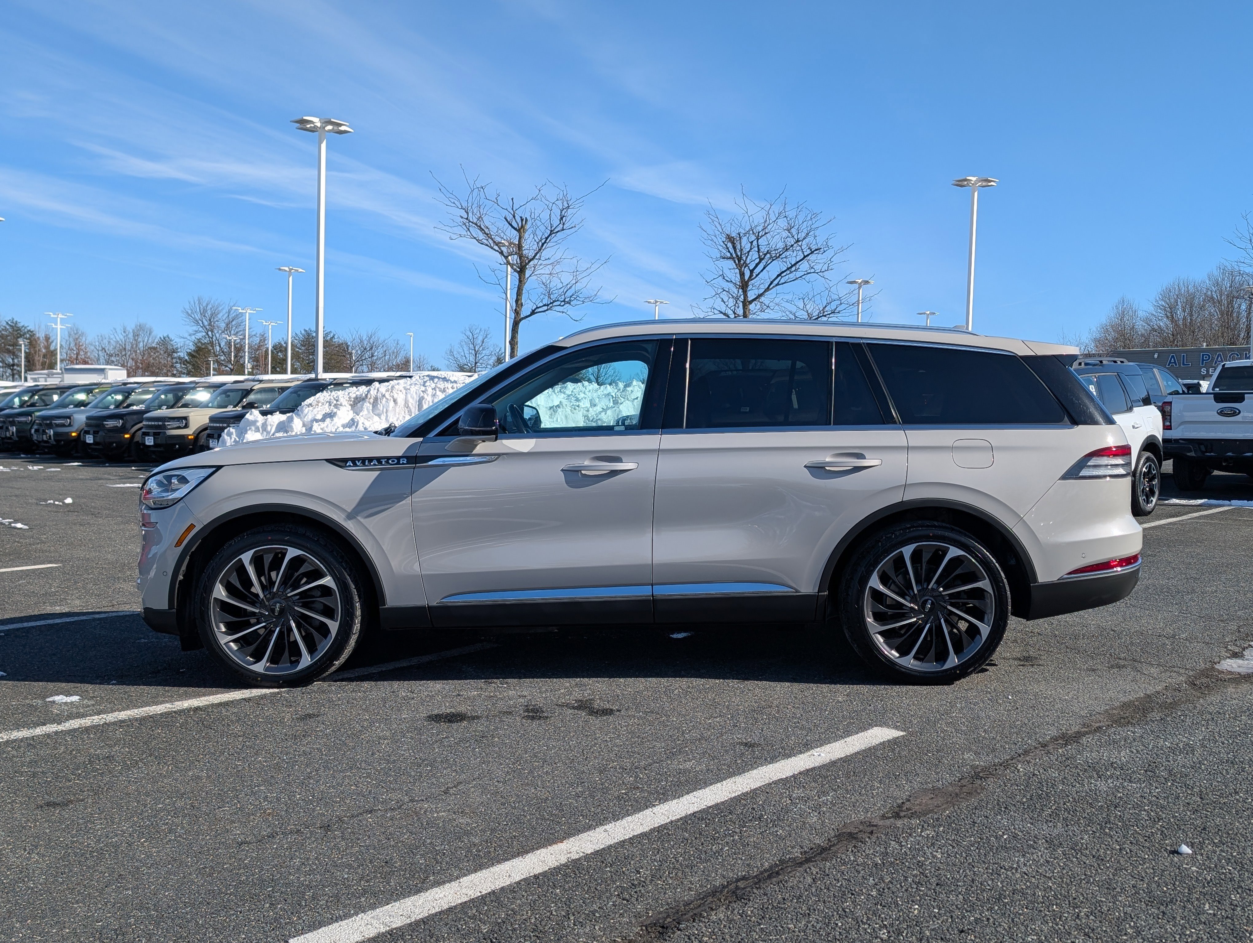 Used 2020 Lincoln Aviator Reserve w/ Equipment Group 202A image 6