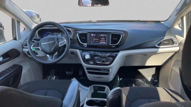 Used 2022 Chrysler Voyager LX FWD image 21