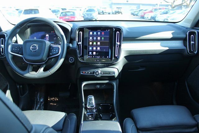 Used 2025 Volvo XC40 B5 Plus image 17