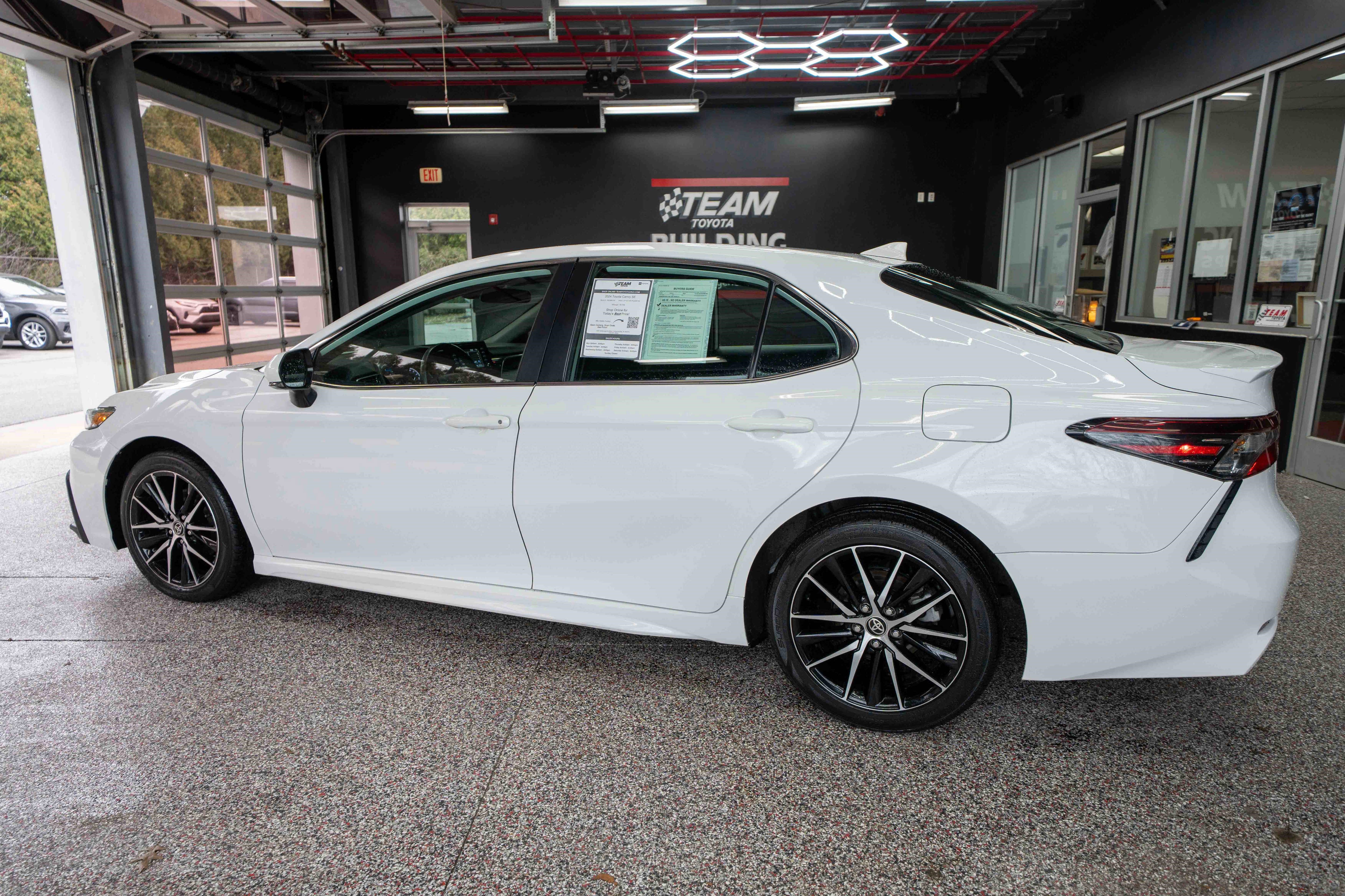 Used 2024 Toyota Camry SE image 2