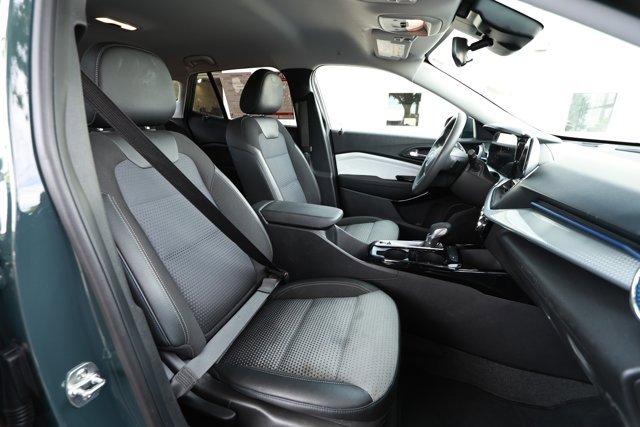 Used 2025 Chevrolet Trax LT FWD image 25
