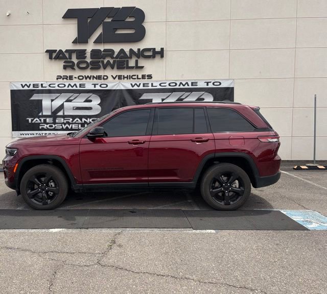 Used 2025 Jeep Grand Cherokee Altitude AWD/4WD image 11