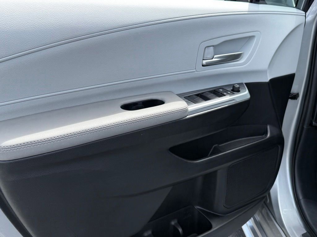 Used 2025 Toyota Sienna XLE w/ XLE Plus Package FWD image 18