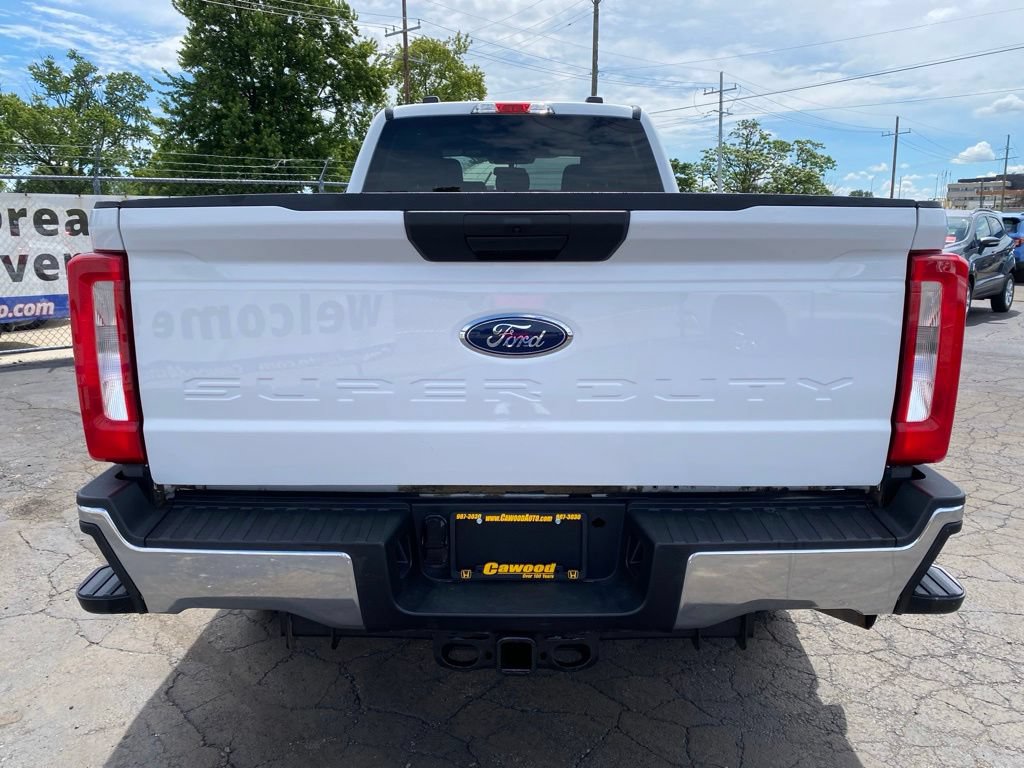 Used 2023 Ford F350 XLT AWD/4WD image 3