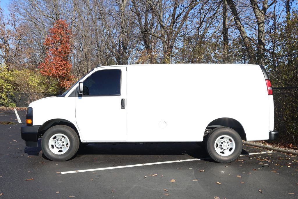 Used 2022 Chevrolet Express 3500 w/ Driver Convenience Package image 4
