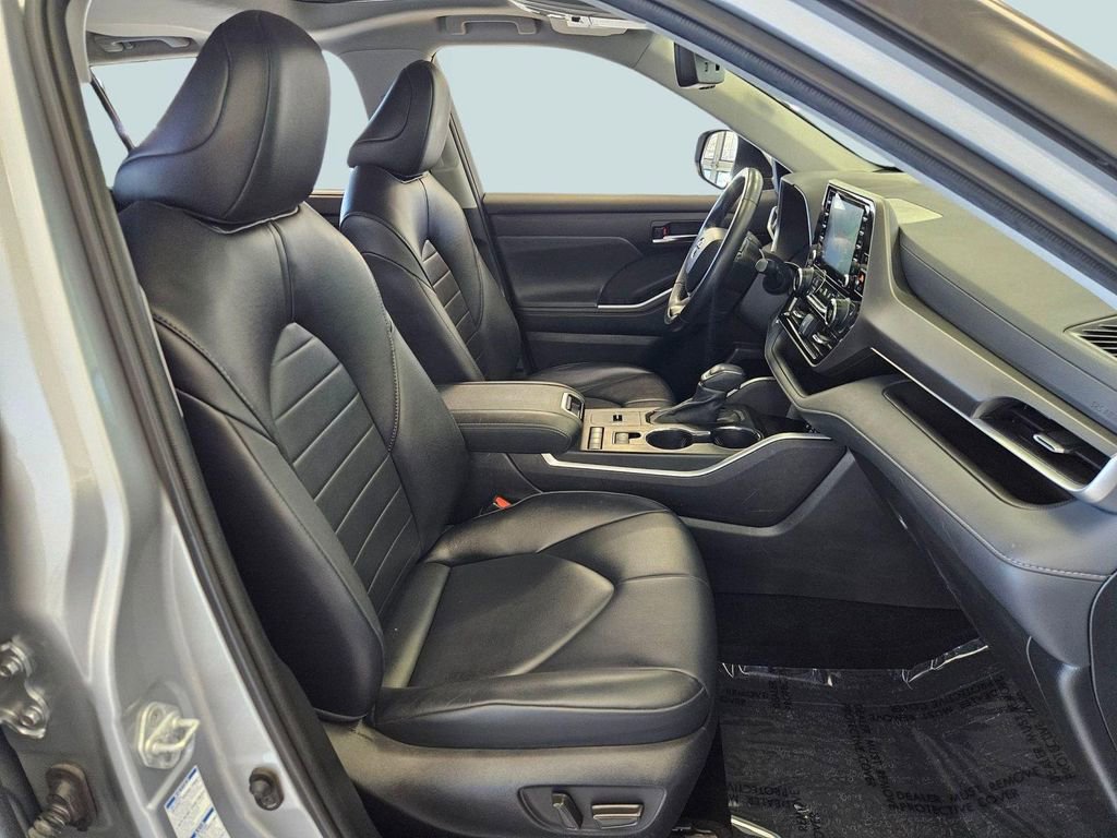 Used 2022 Toyota Highlander XLE AWD/4WD image 29