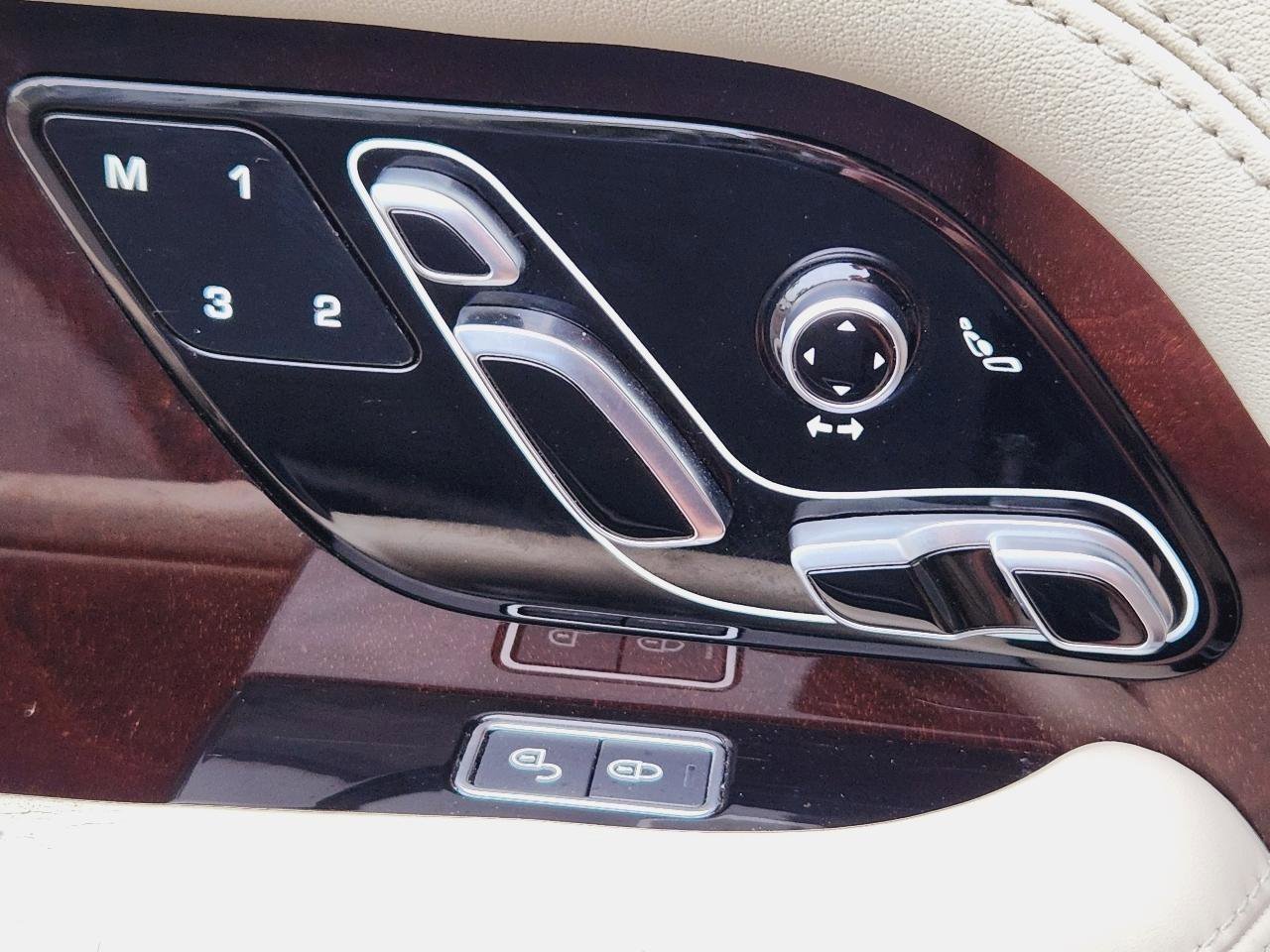 Used 2020 Land Rover Range Rover HSE image 28