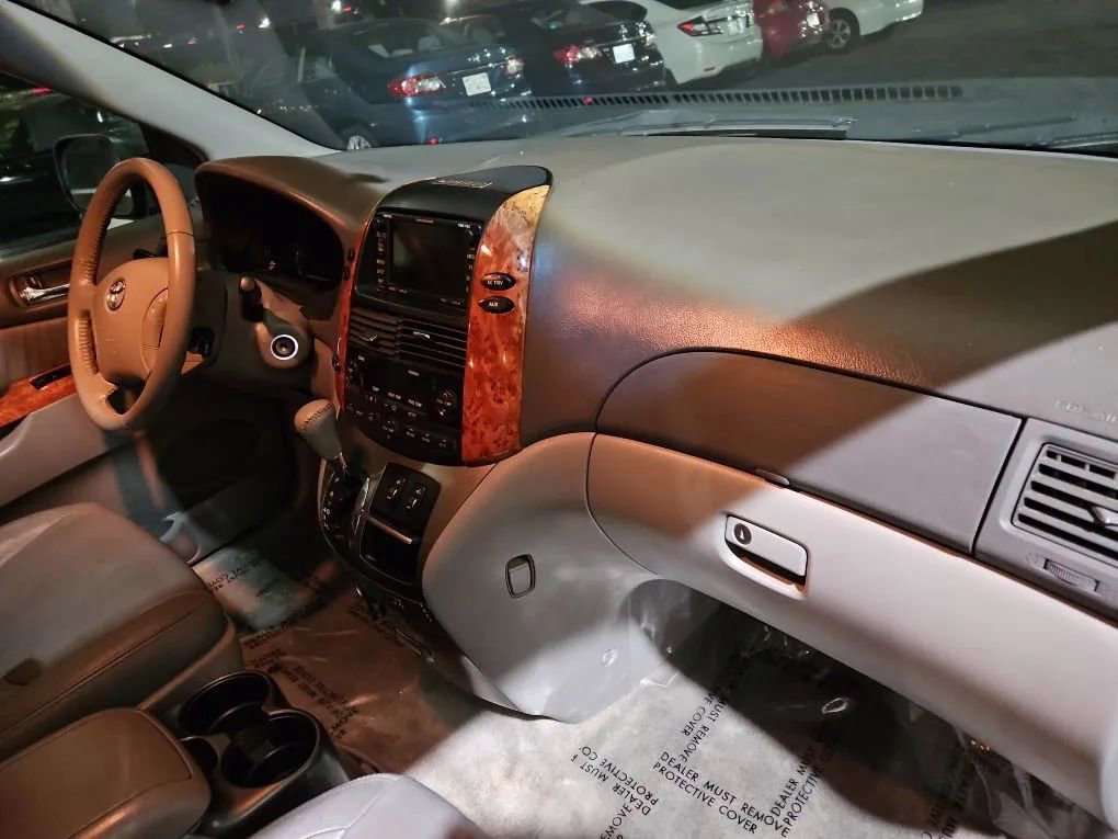 Used 2008 Toyota Sienna XLE Limited image 27