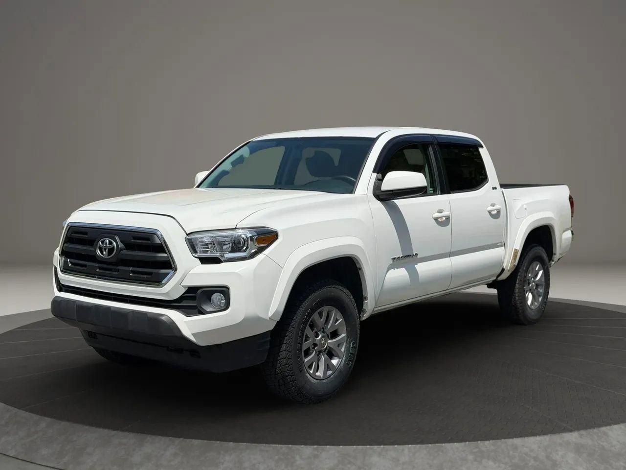 Used 2017 Toyota Tacoma SR5 w/ Tow Package RWD image 1