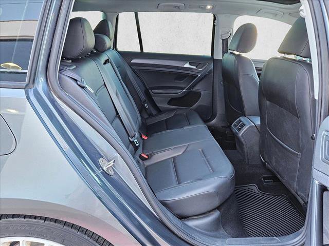 Used 2018 Volkswagen Golf SE image 21