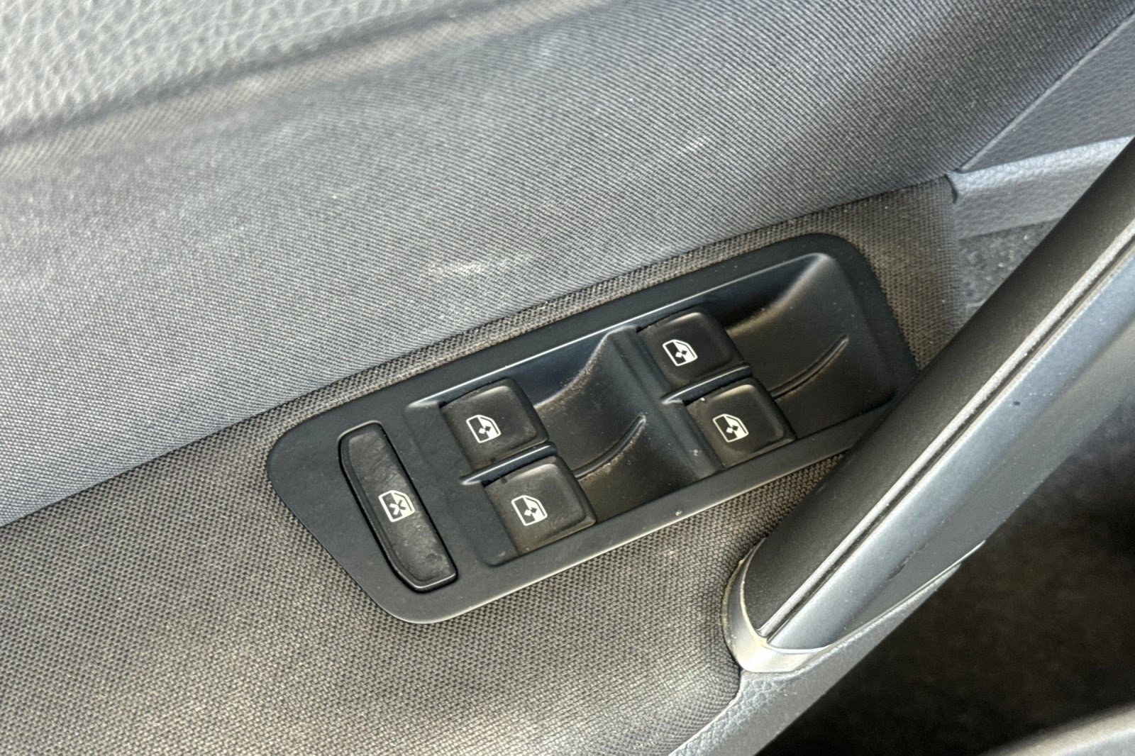 Used 2018 Volkswagen e-Golf SE FWD image 12