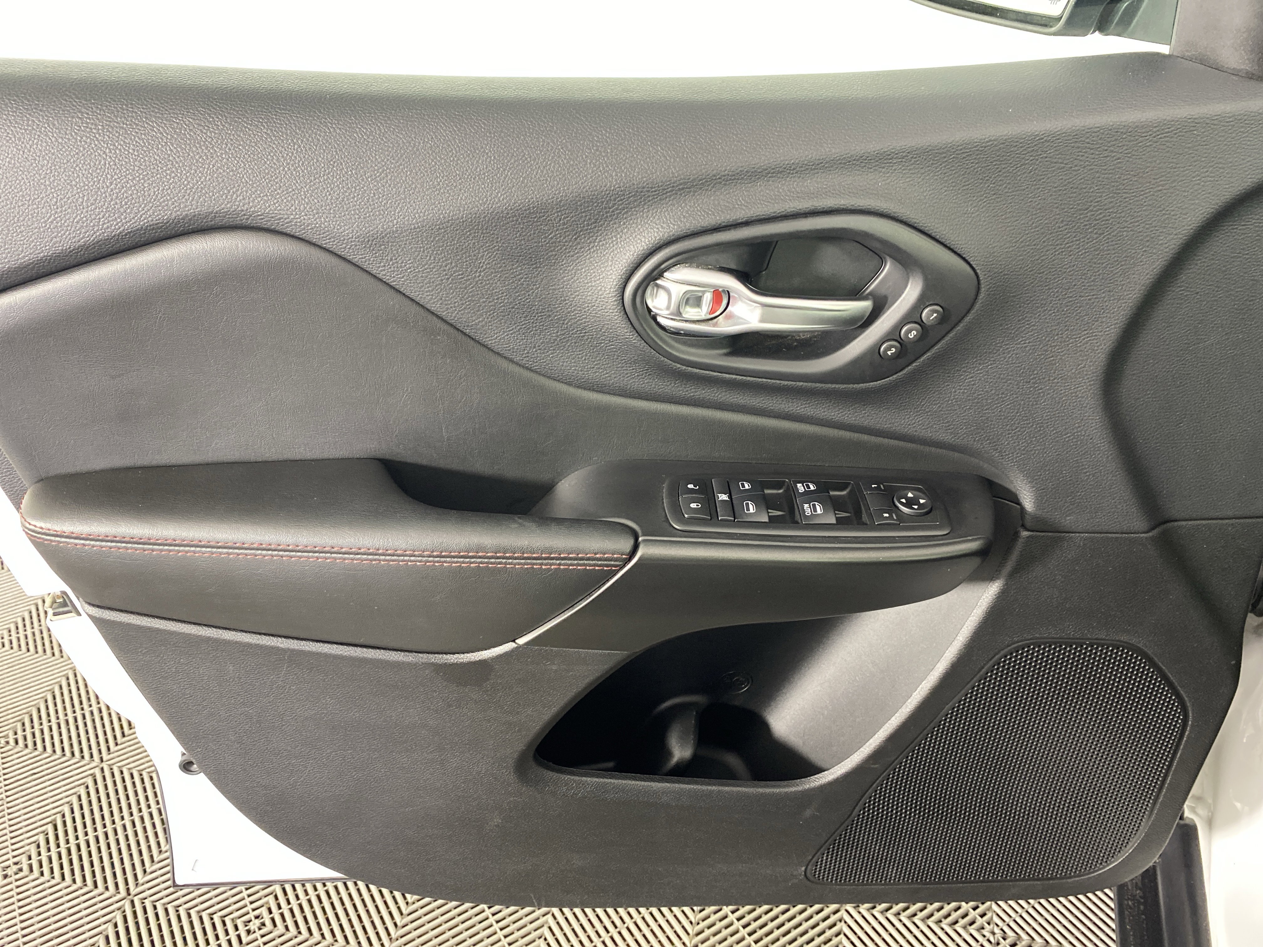 Used 2019 Jeep Cherokee Trailhawk image 15