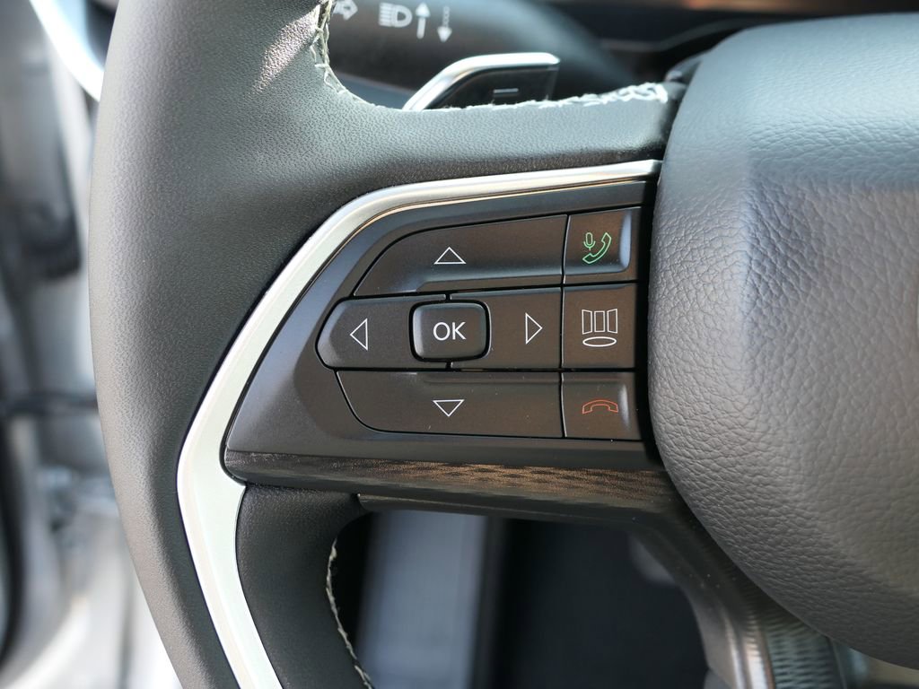 Used 2025 Jeep Grand Cherokee Laredo X w/ Luxury Tech Group I image 12