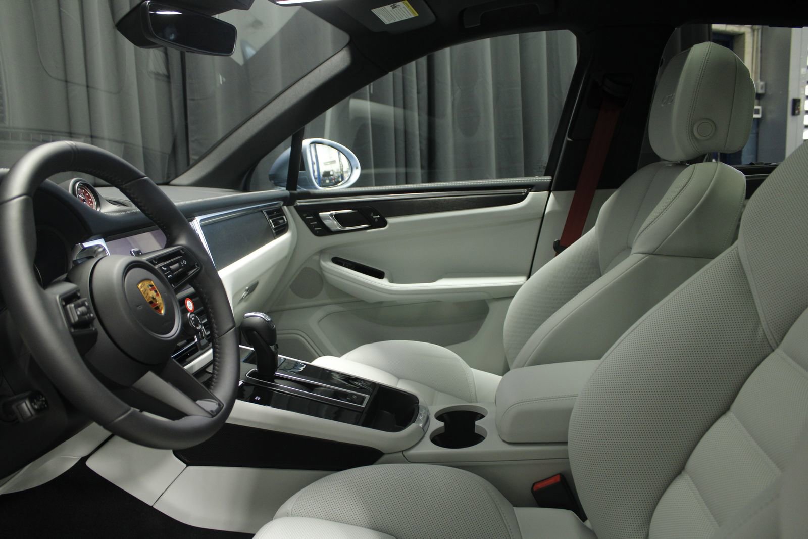 New 2026 Porsche Macan GTS AWD/4WD image 29