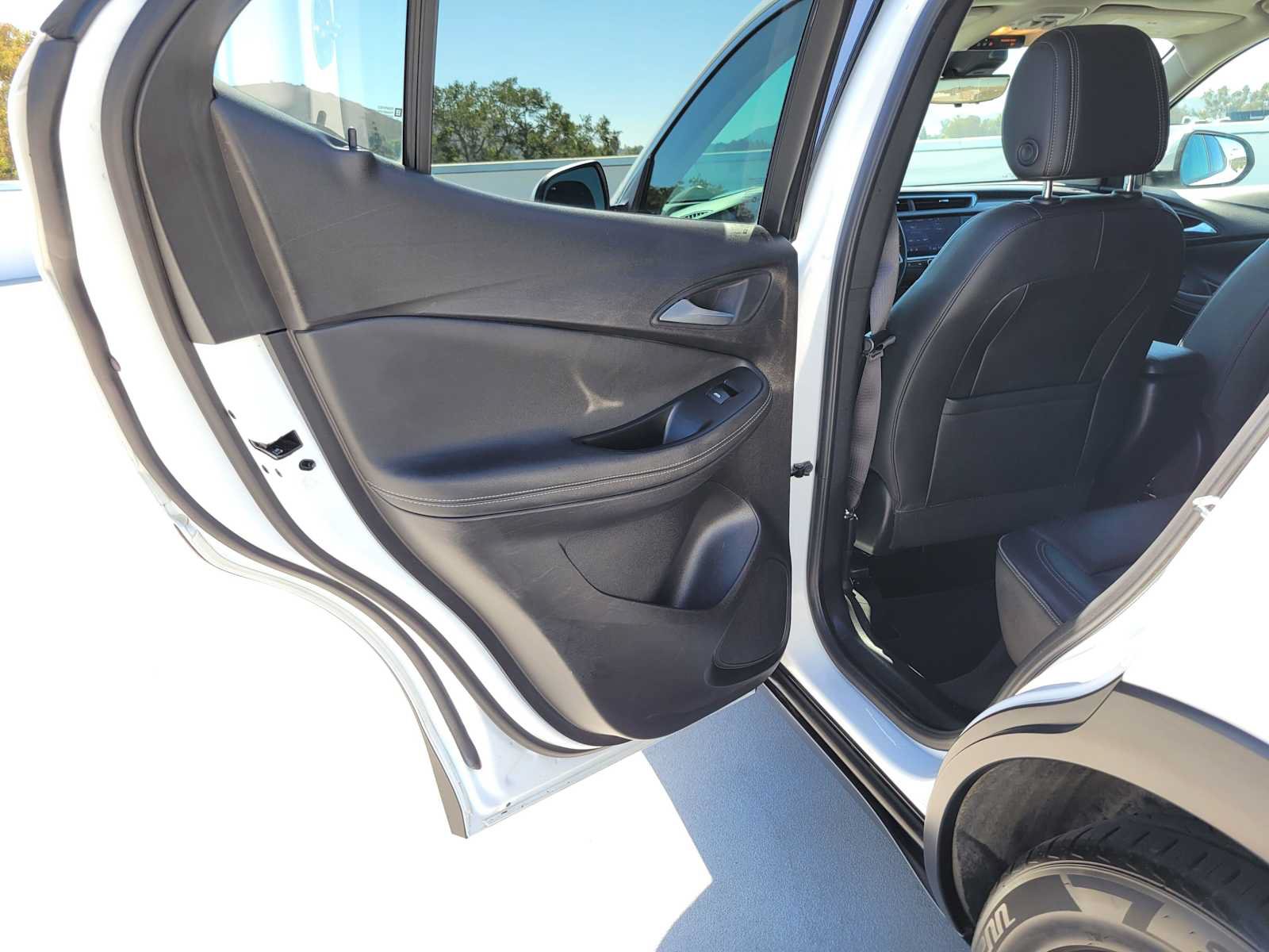 Used 2020 Buick Encore GX Essence w/ Experience Buick Package FWD image 17